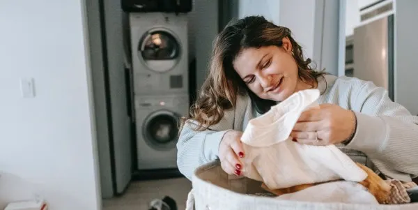 Remplir une machine à laver de vêtements