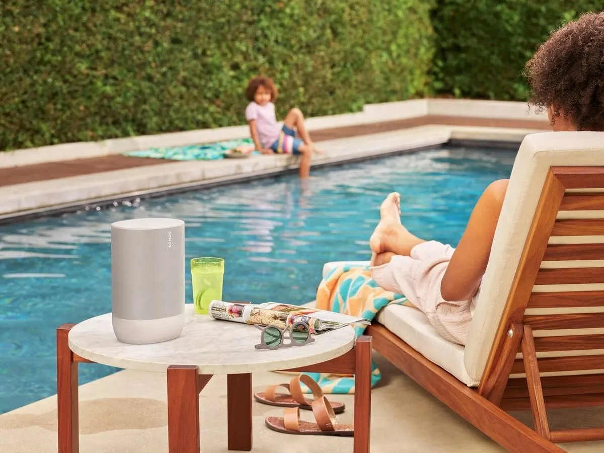 enceinte-sonos-lifestyle-woman-pool