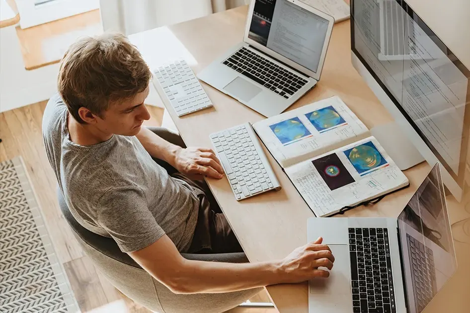 Man die werkt van thuis