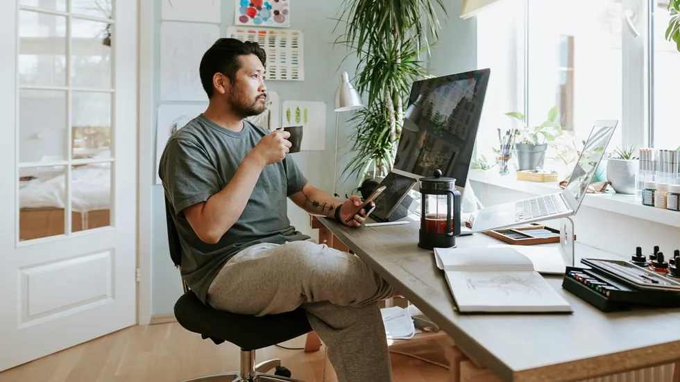 Man gebruikt monitor