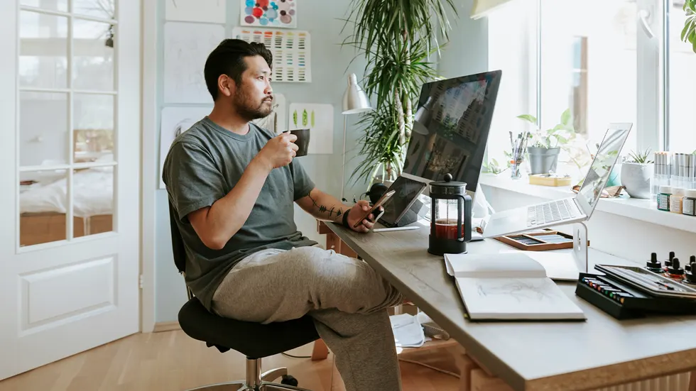 Un homme utilise un moniteur