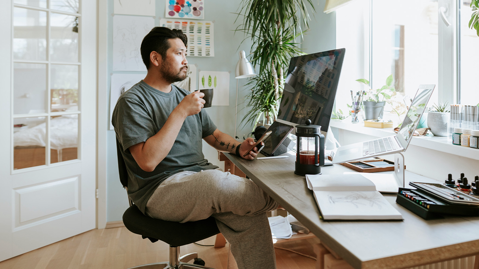 Un homme utilise un moniteur