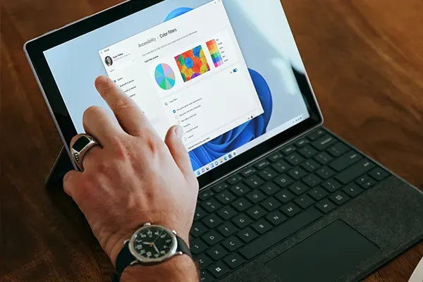 Man met tablet om te werken