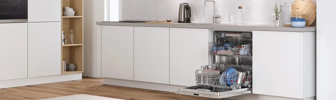 Un lave-vaisselle encastrable dans une cuisine.