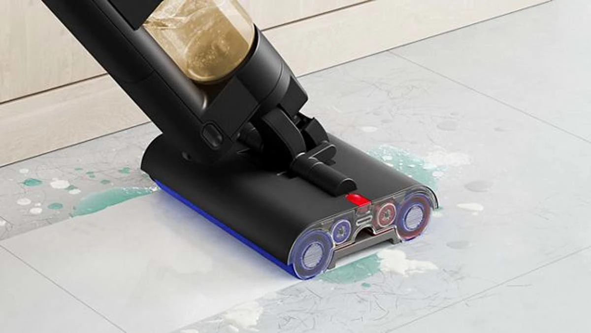 Een close-up van de Dyson WashG1 elektrische dweil die modderpootjes van een harde vloer verwijdert