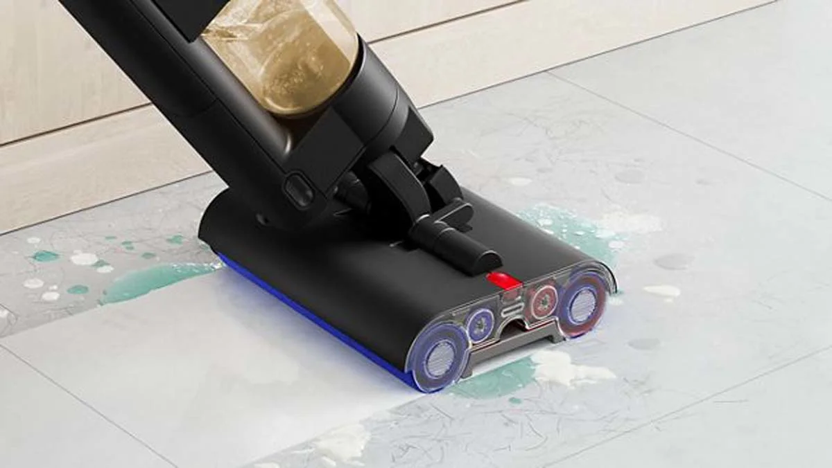 Een close-up van de Dyson WashG1 elektrische dweil die modderpootjes van een harde vloer verwijdert