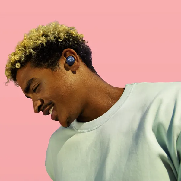 écouteurs sans fil homme fond rose