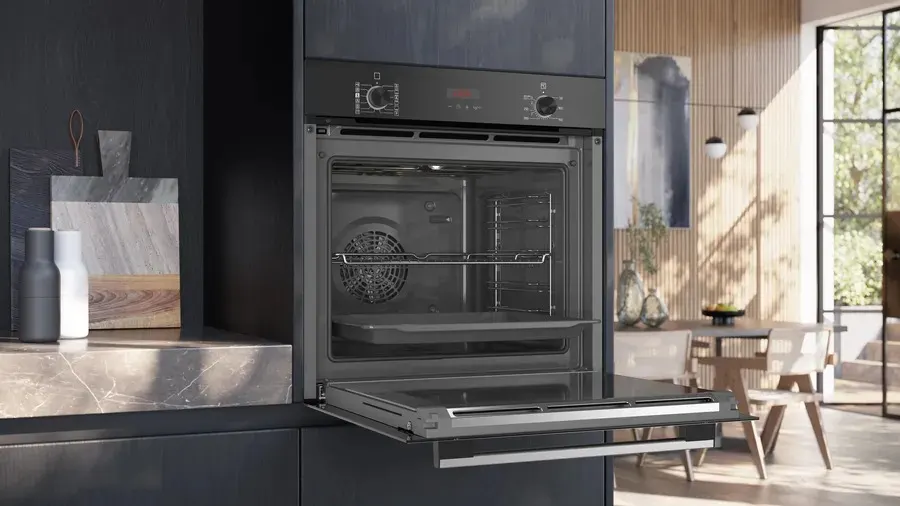 Un four encastrable ouvert dans une colonne de cuisine.