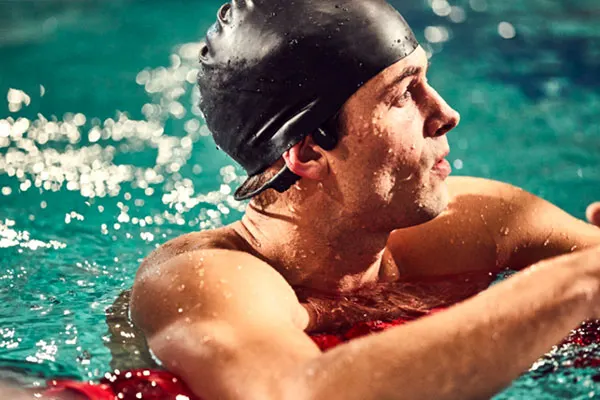 Zwemmer met bone conduction hoofdtelefoon