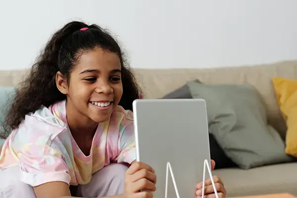 Kind met tablet