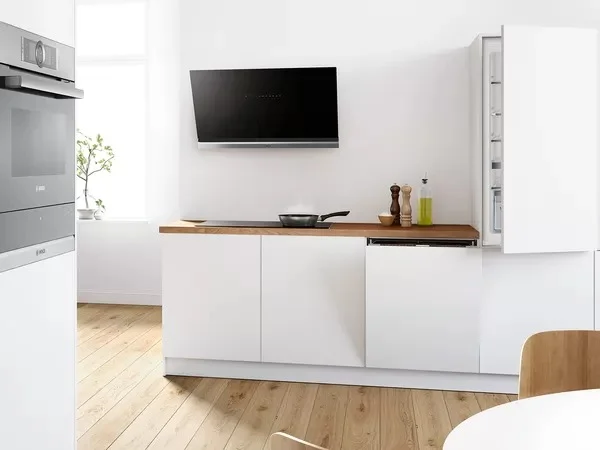Un frigo encastrable Bosch dans une cuisine.