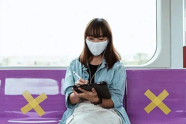 Vrouw met tablet of de trein