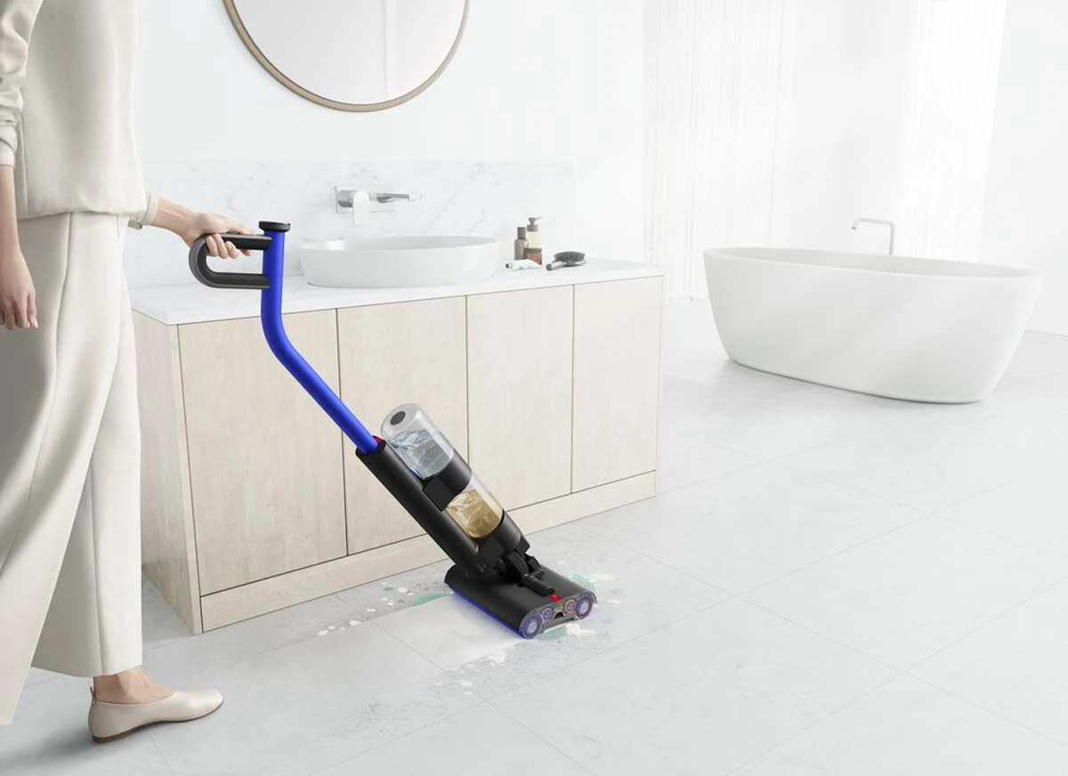 Een close-up van een Dyson ingenieur die de secundaire borstels van de Dyson WashG1 test