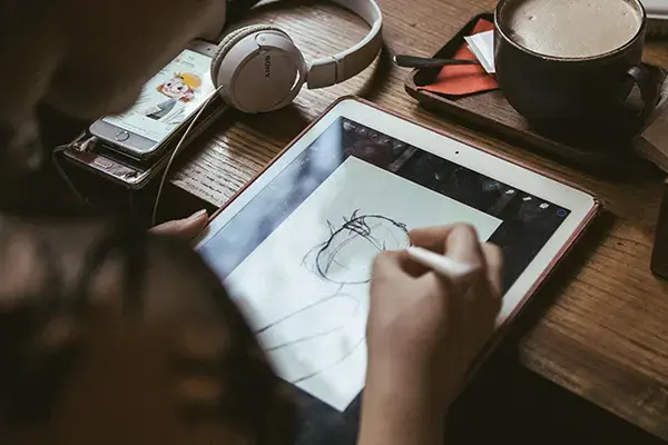 Iemand dat tekent op tablet
