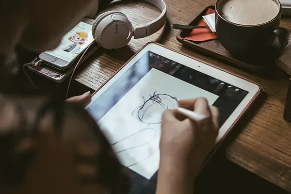 Iemand dat tekent op tablet