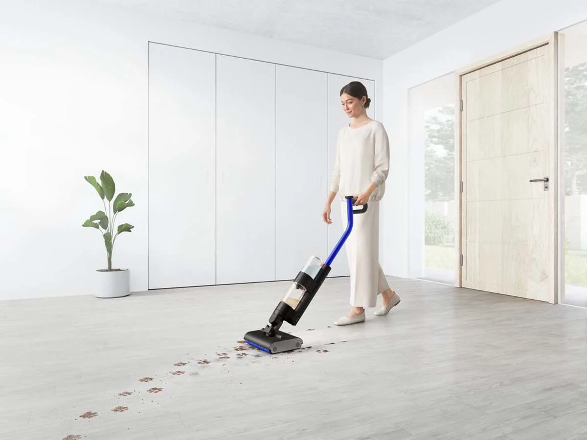 De Dyson WashG1 laat een schone strook achter op een vieze harde keukenvloer