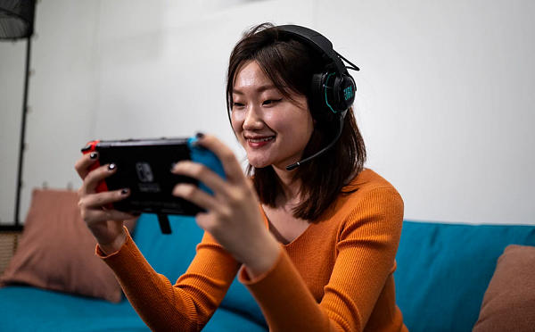 Femme joue + casque gaming