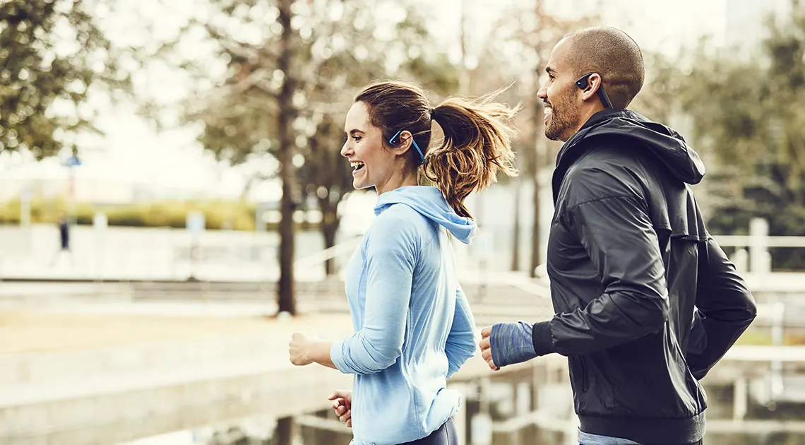 Bone Conduction headphones met twee lopende mensen