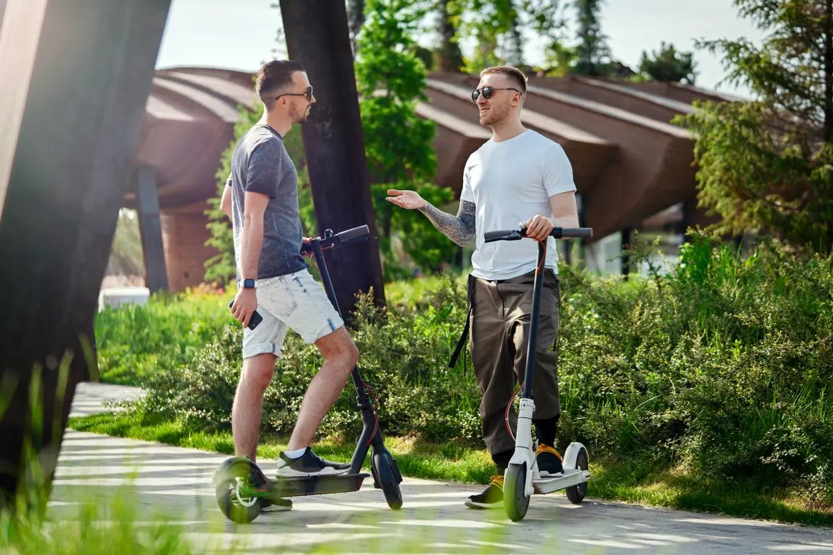 trotinette-electrique-parc-2-hommes