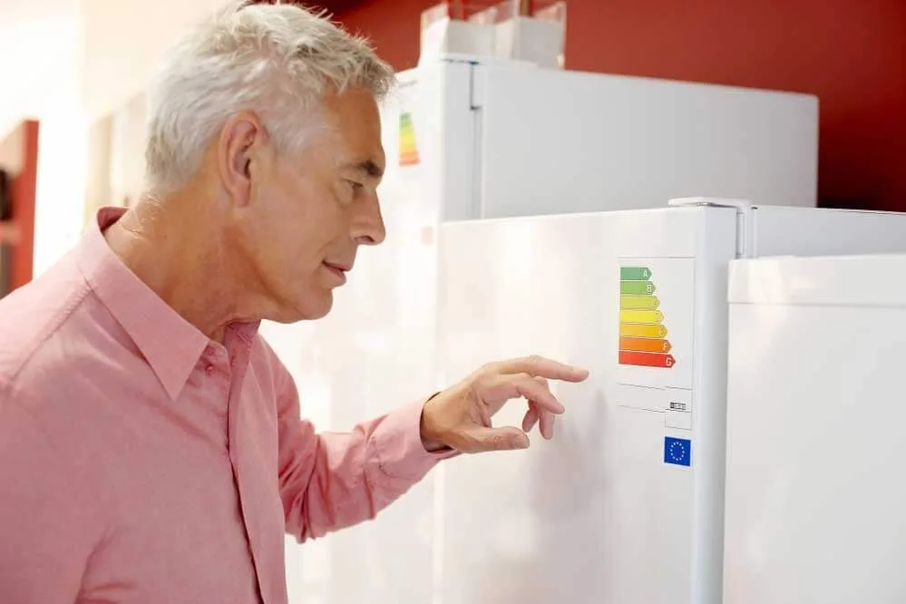 man kijkt naar energielabel