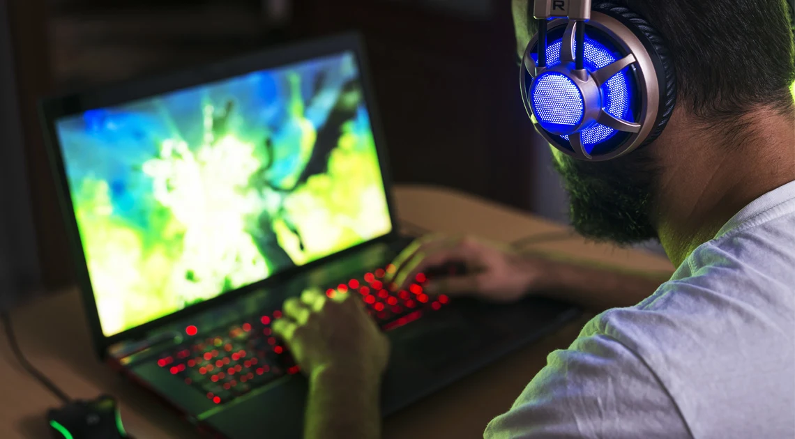 Gamer met laptop