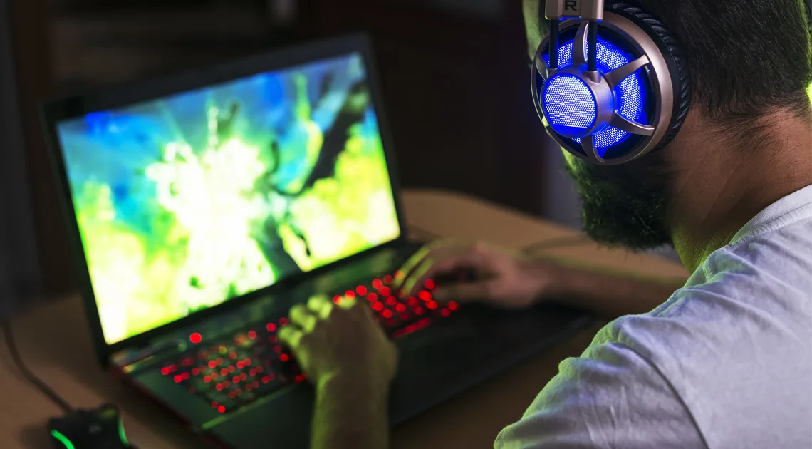 Gamer met laptop