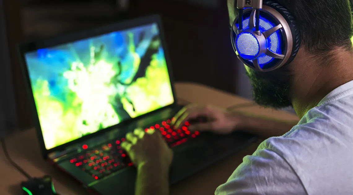 Gamer avec ordinateur portable