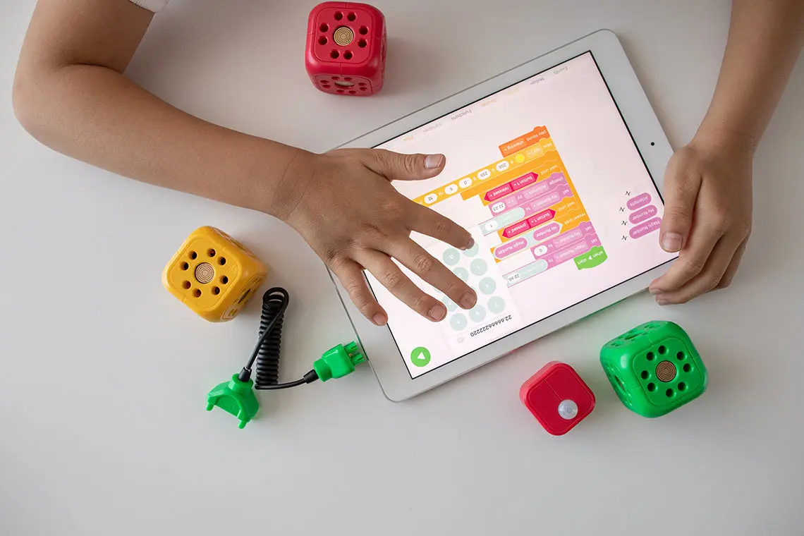 kind met tablet