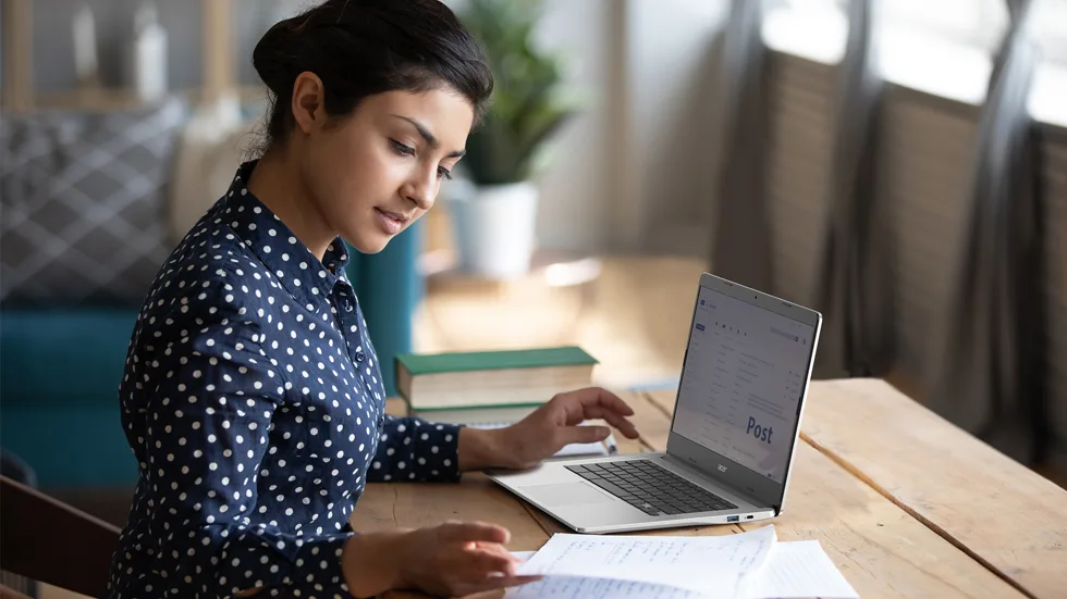 Vrouw gebruikt chromebook