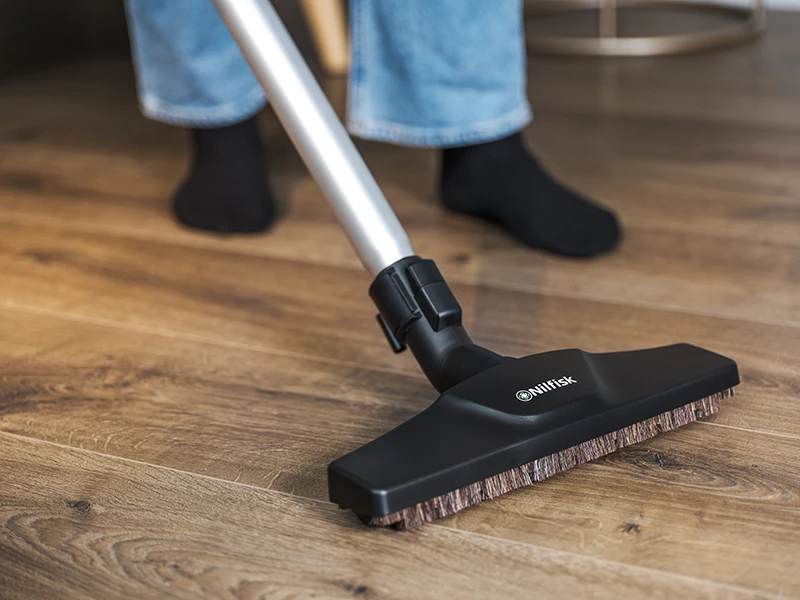 Nilfisk-Select-Pet-Care lifestyle-wooden-floor