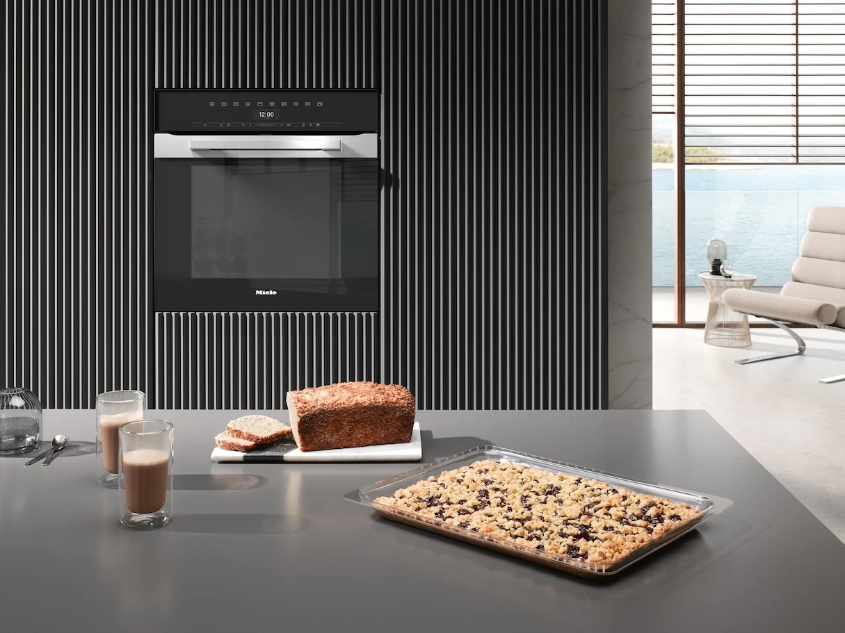 Un four encastrable Miele dans une cuisine.