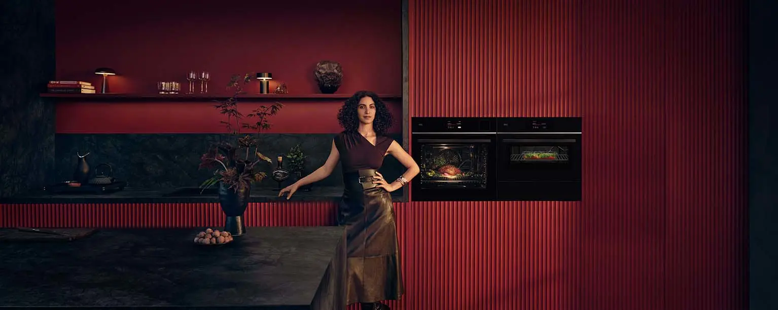 Le chef en cuisine avec IA Taste Assist d'AEG