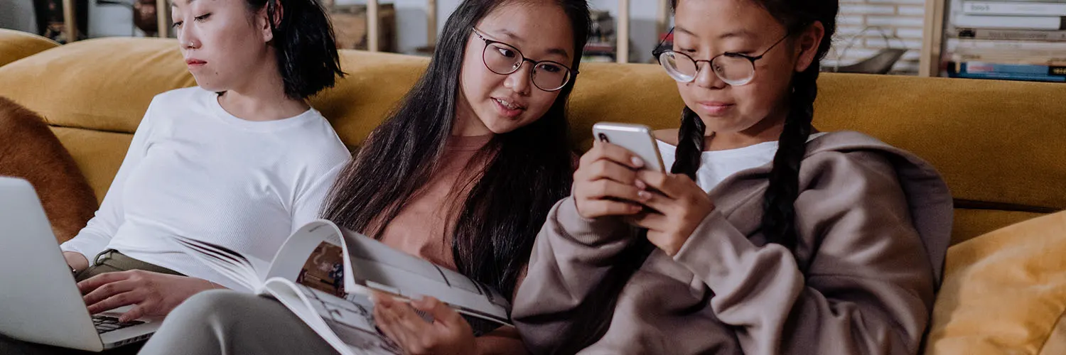 Une famille en canapé surfe sur Internet