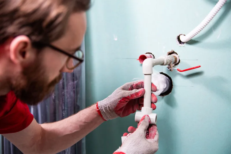 Installer le tuyau d'une machine à laver