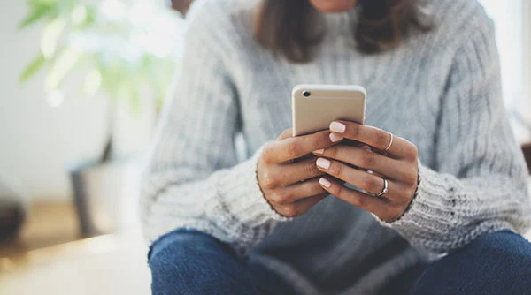 regarder le téléphone
