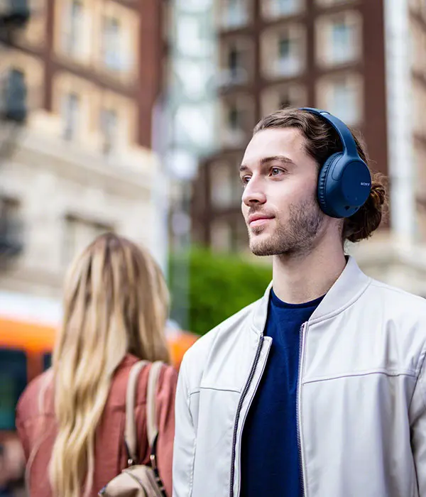 Homme avec Sony WH-CH710N