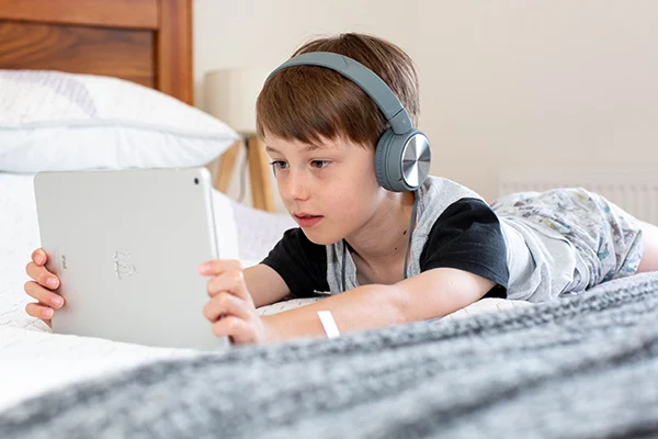 kind met tablet