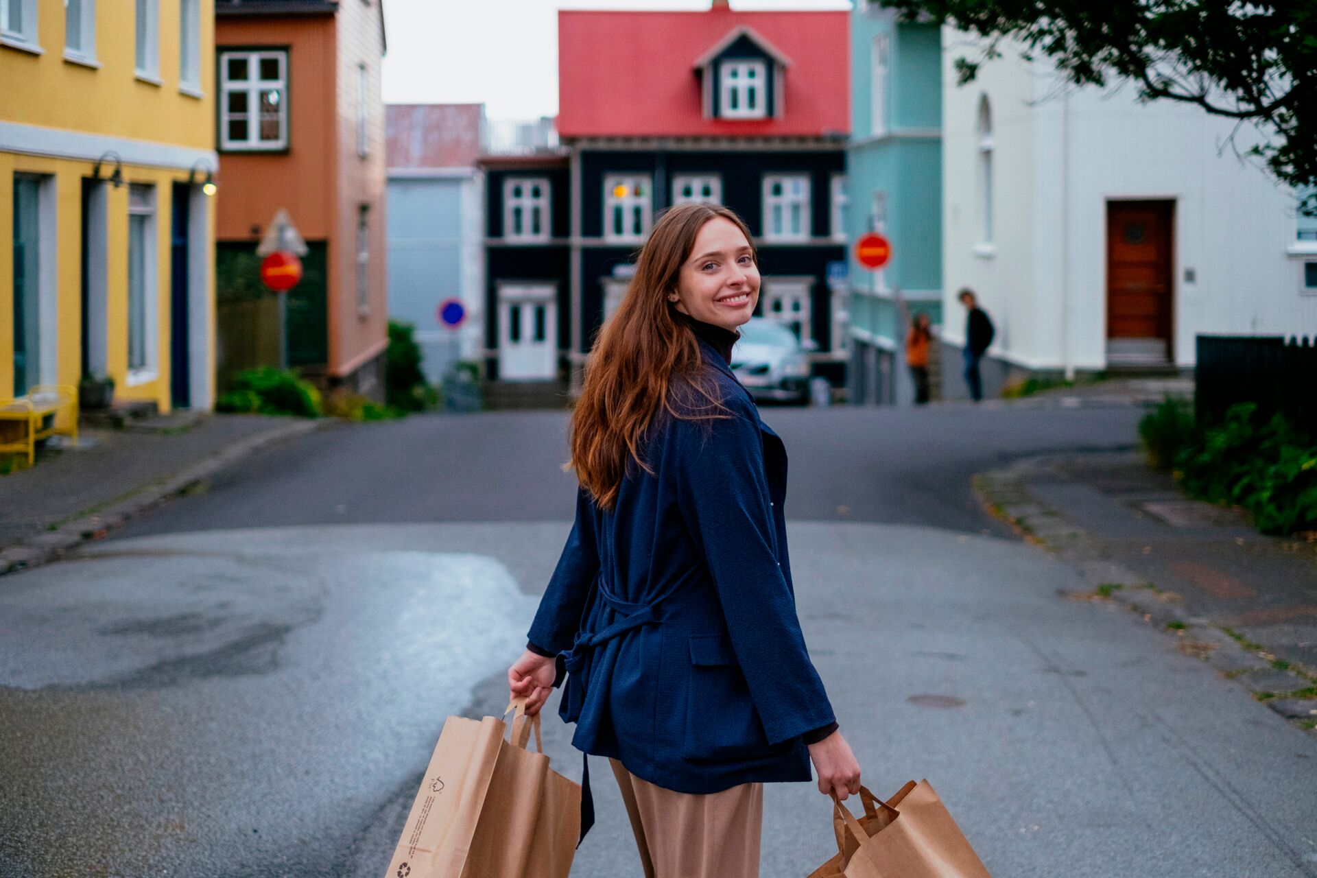 Kona með innkaupapoka