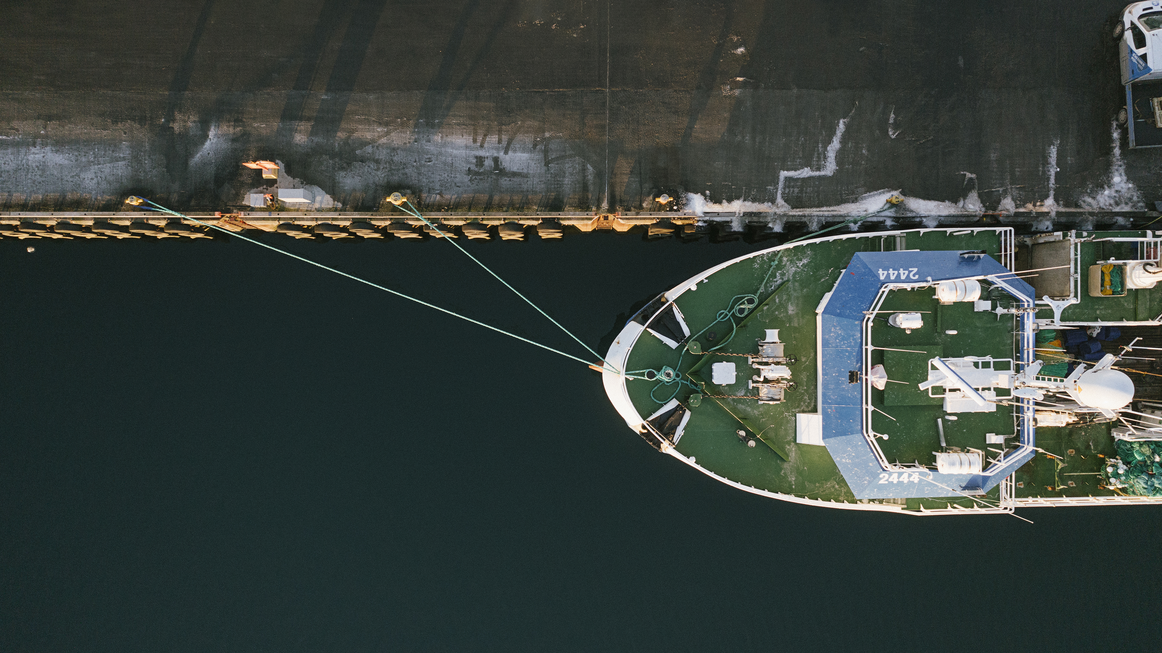 Bátur við bryggju Drónaskot