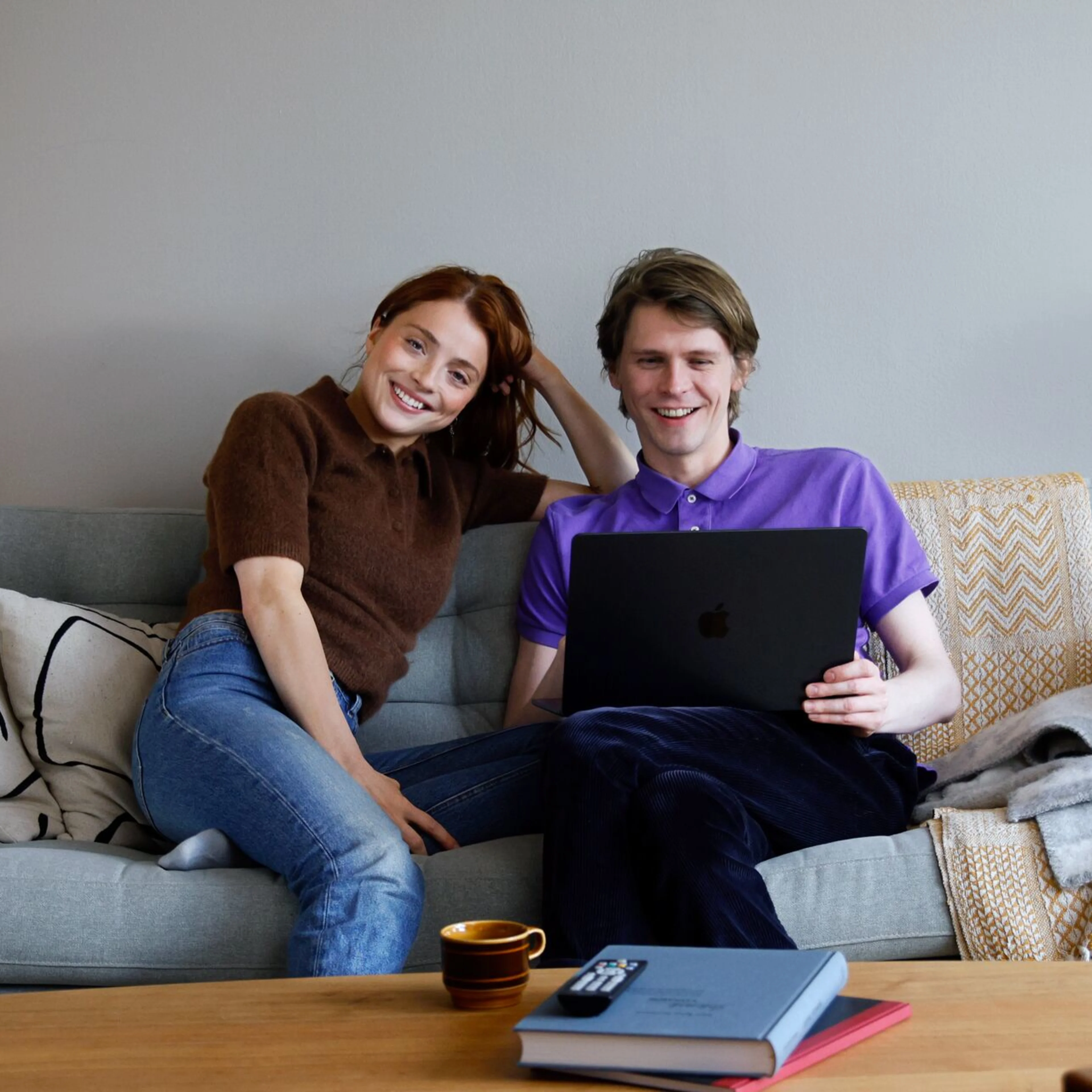 Click to pay par í sófa og með tölvu