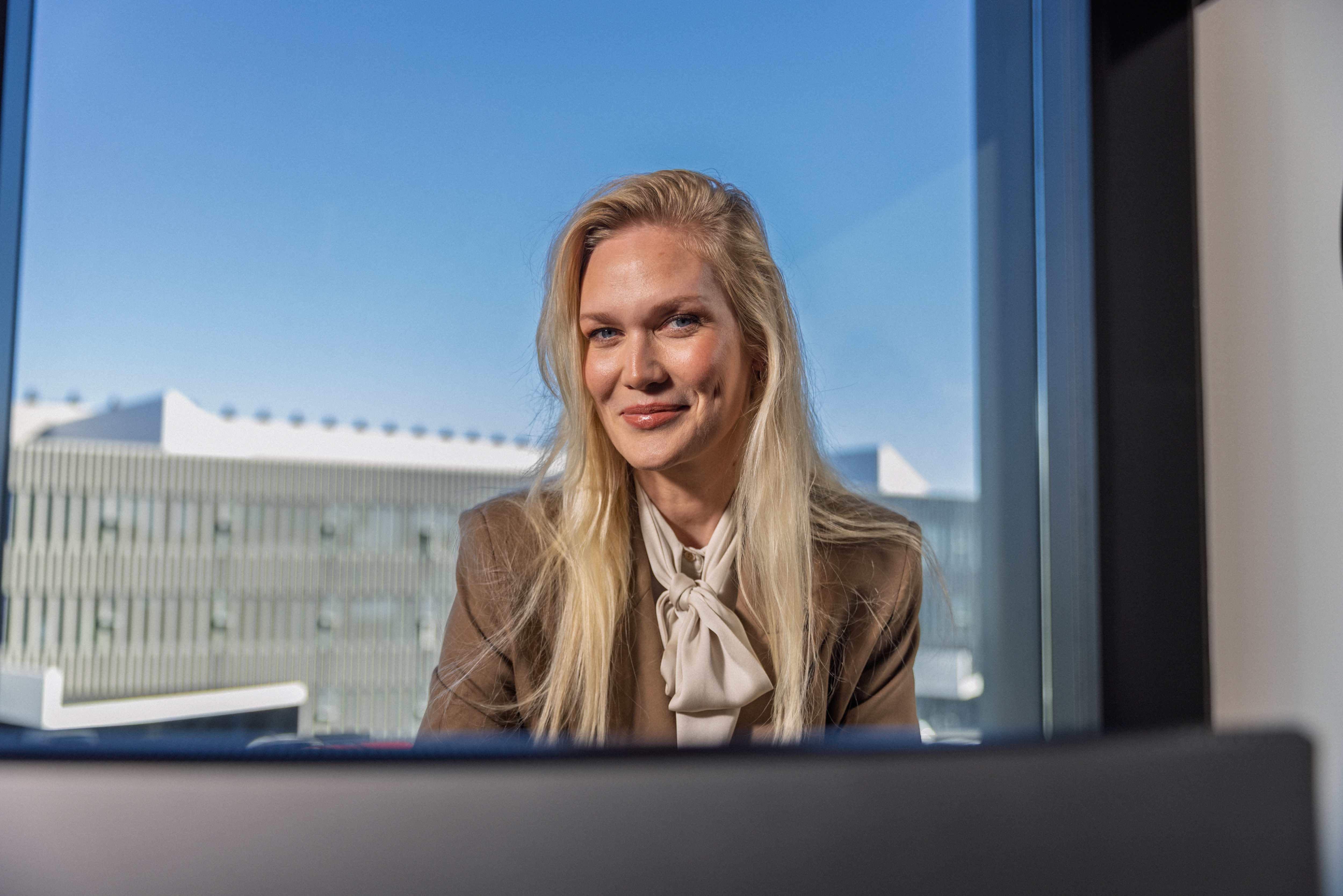 Allt fyrir fjármálastjórann - kona við glugga