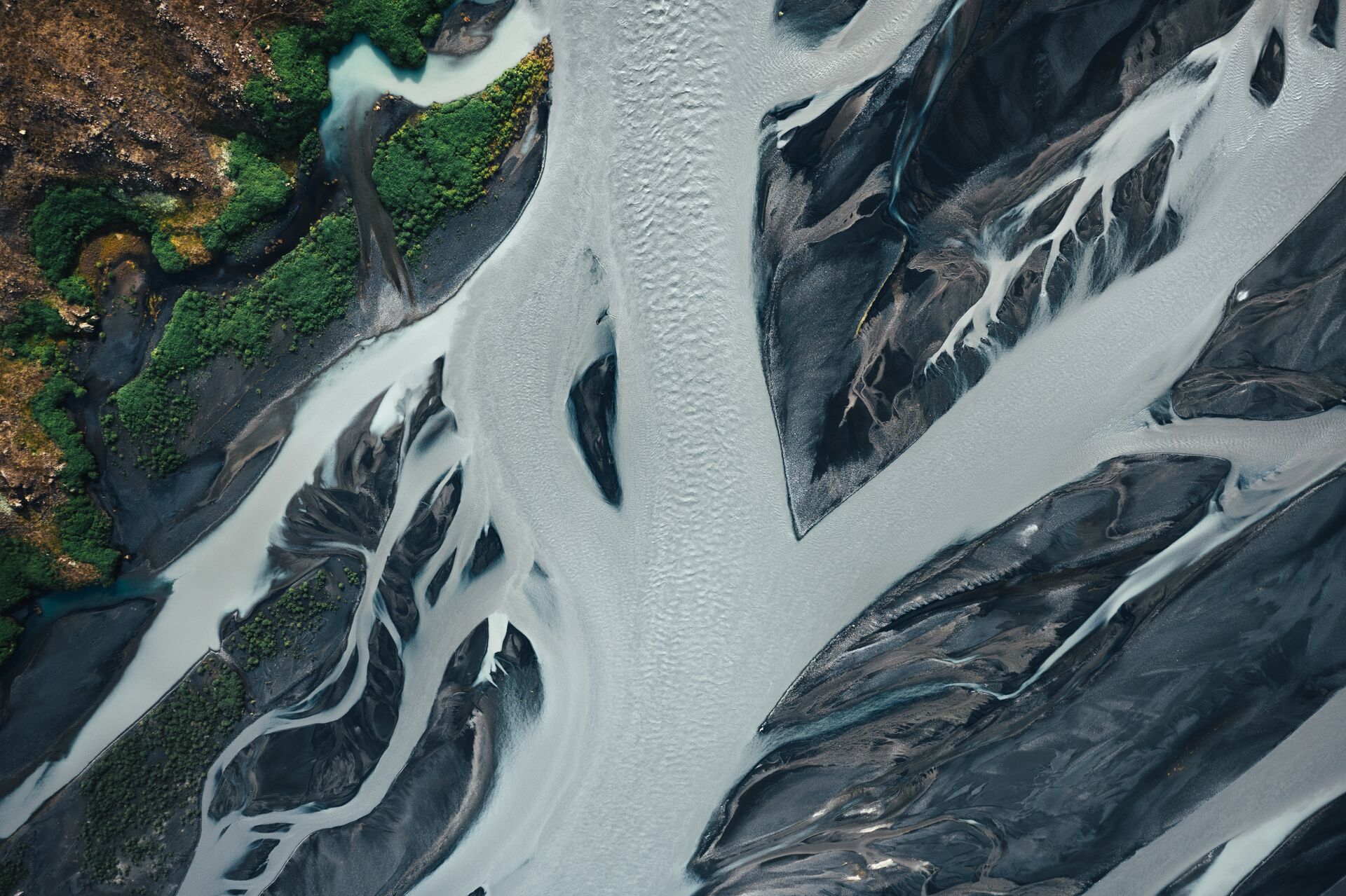 landslag-vatn-gras-sandur