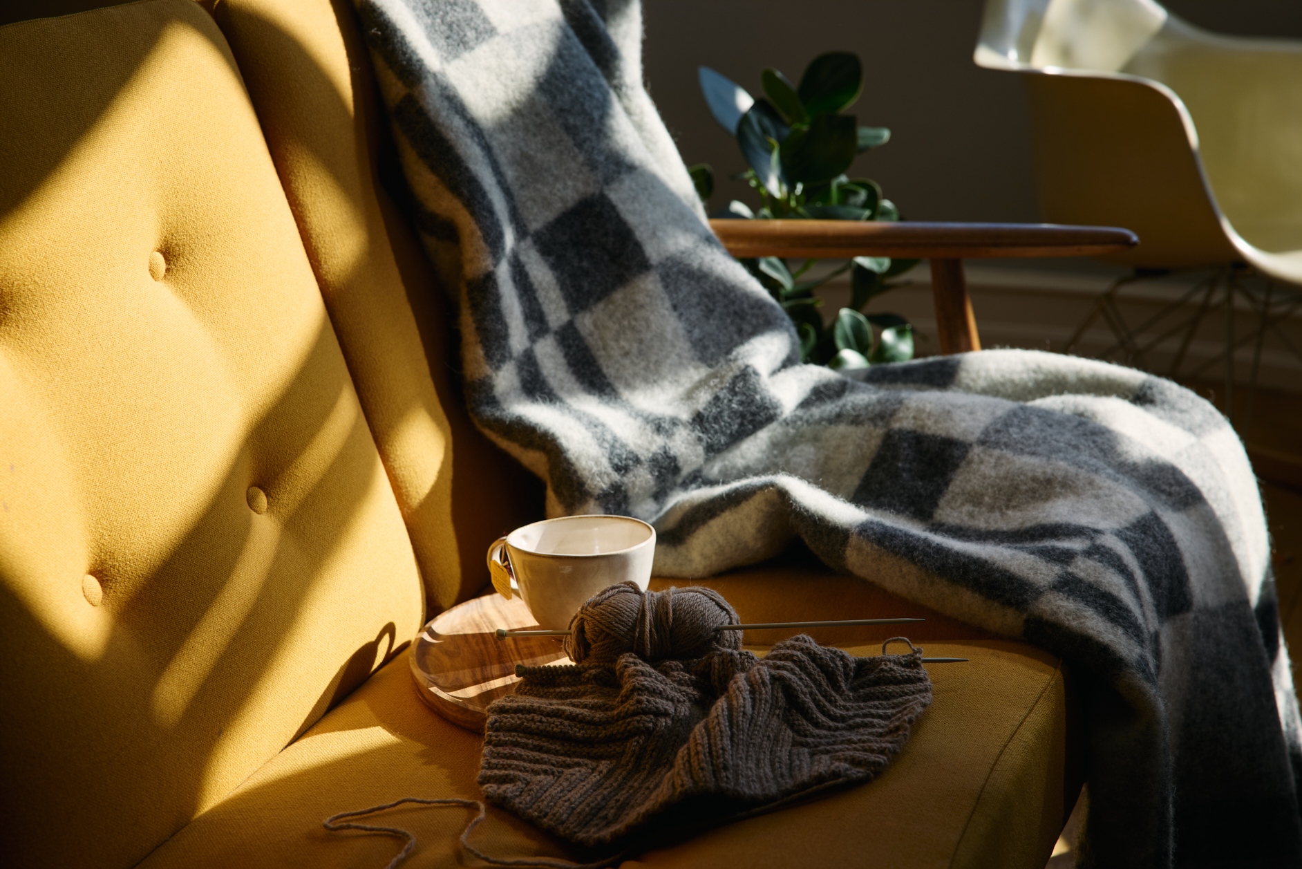 Hlutamynd - sófi - teppi - kaffibolli