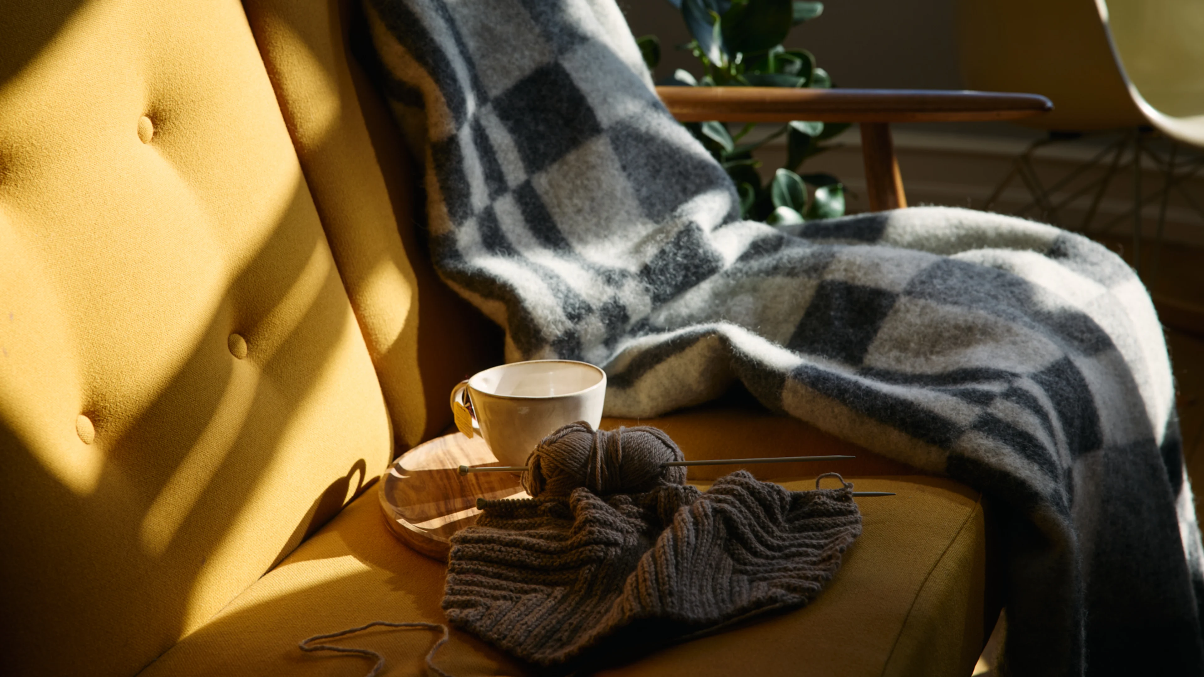 Hlutamynd - sófi - teppi - kaffibolli