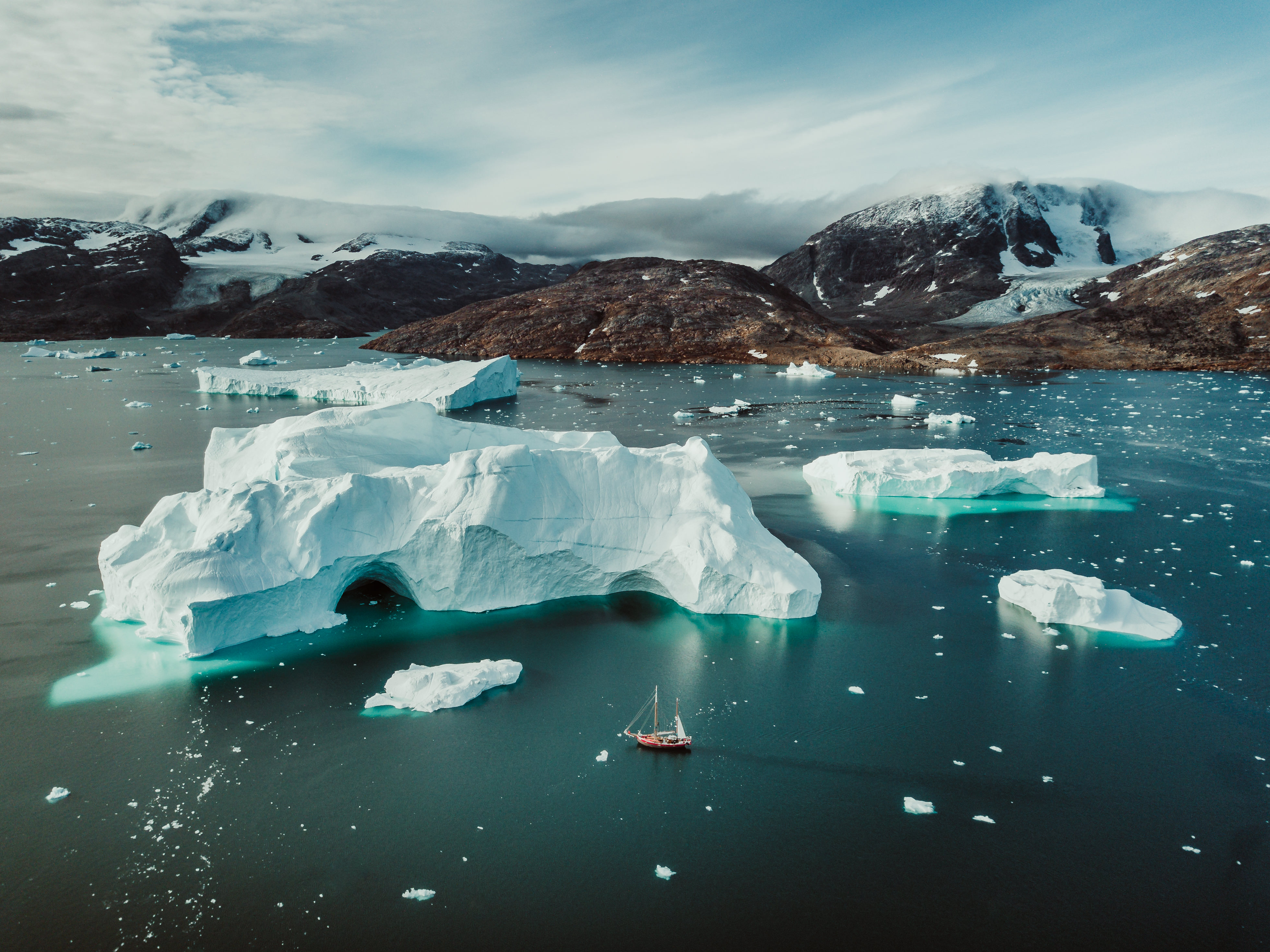Arctic  - Bátur siglir milli jökla