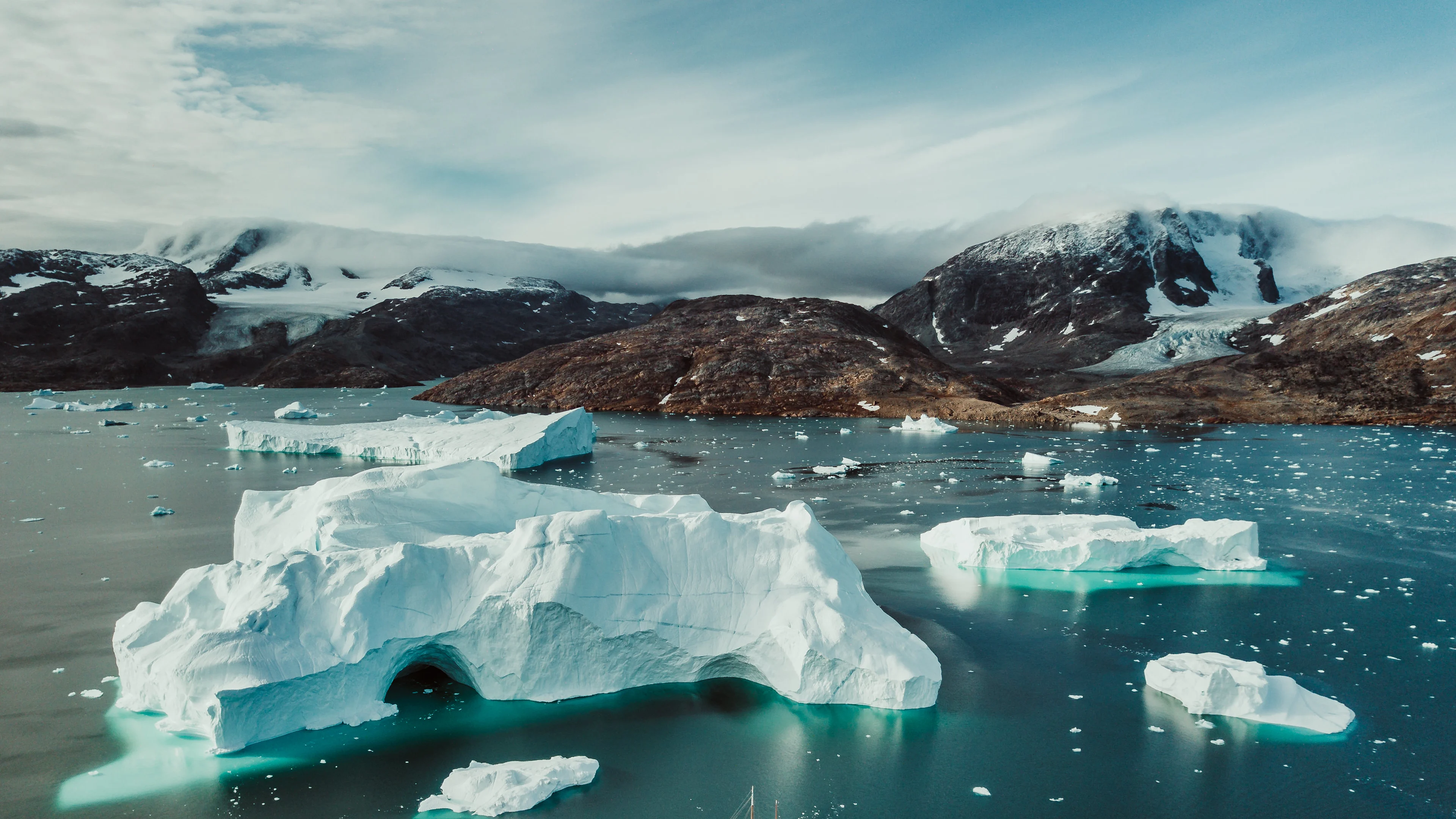 Arctic - Bátur siglir milli jökla