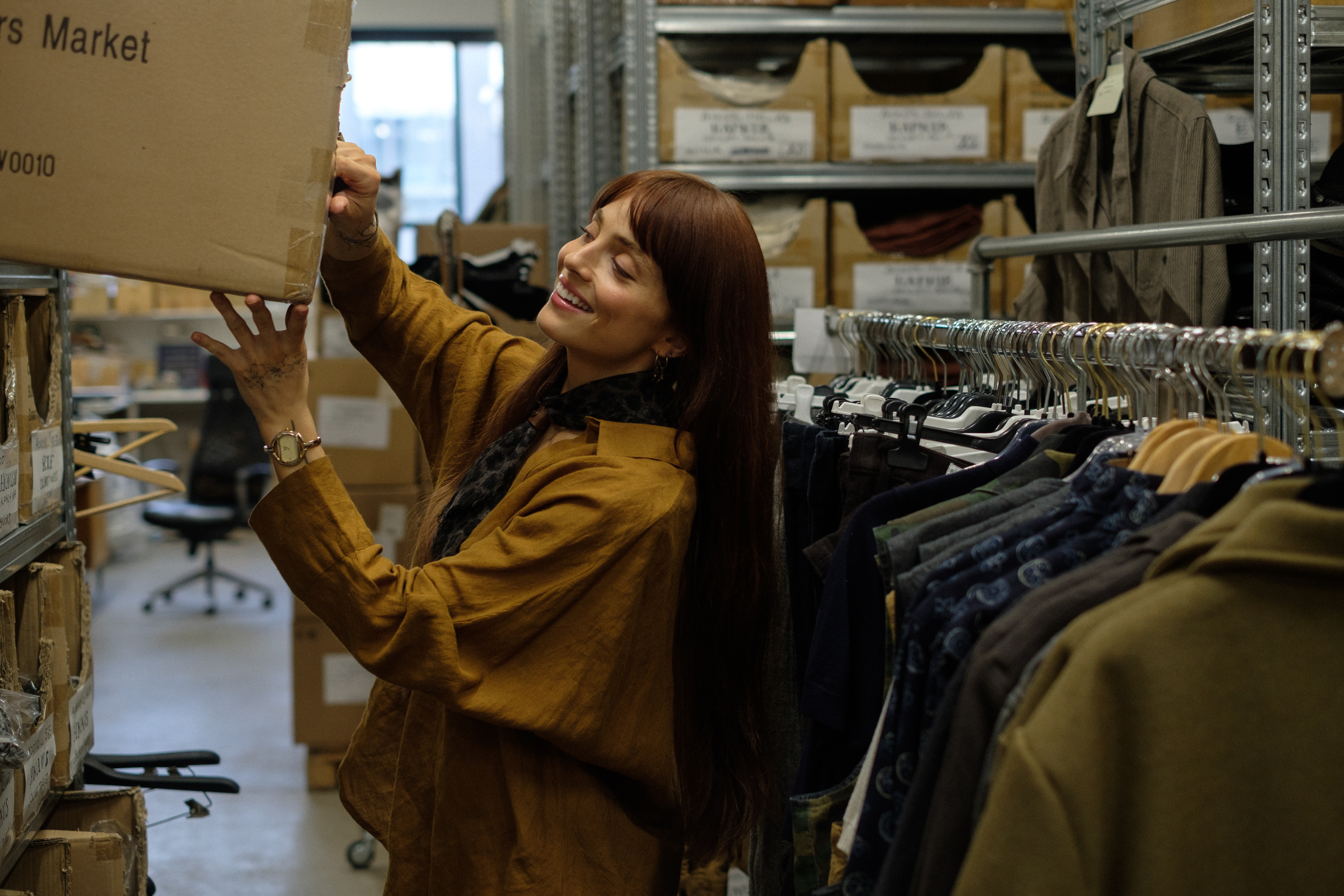 Farmers stelpa með kassa