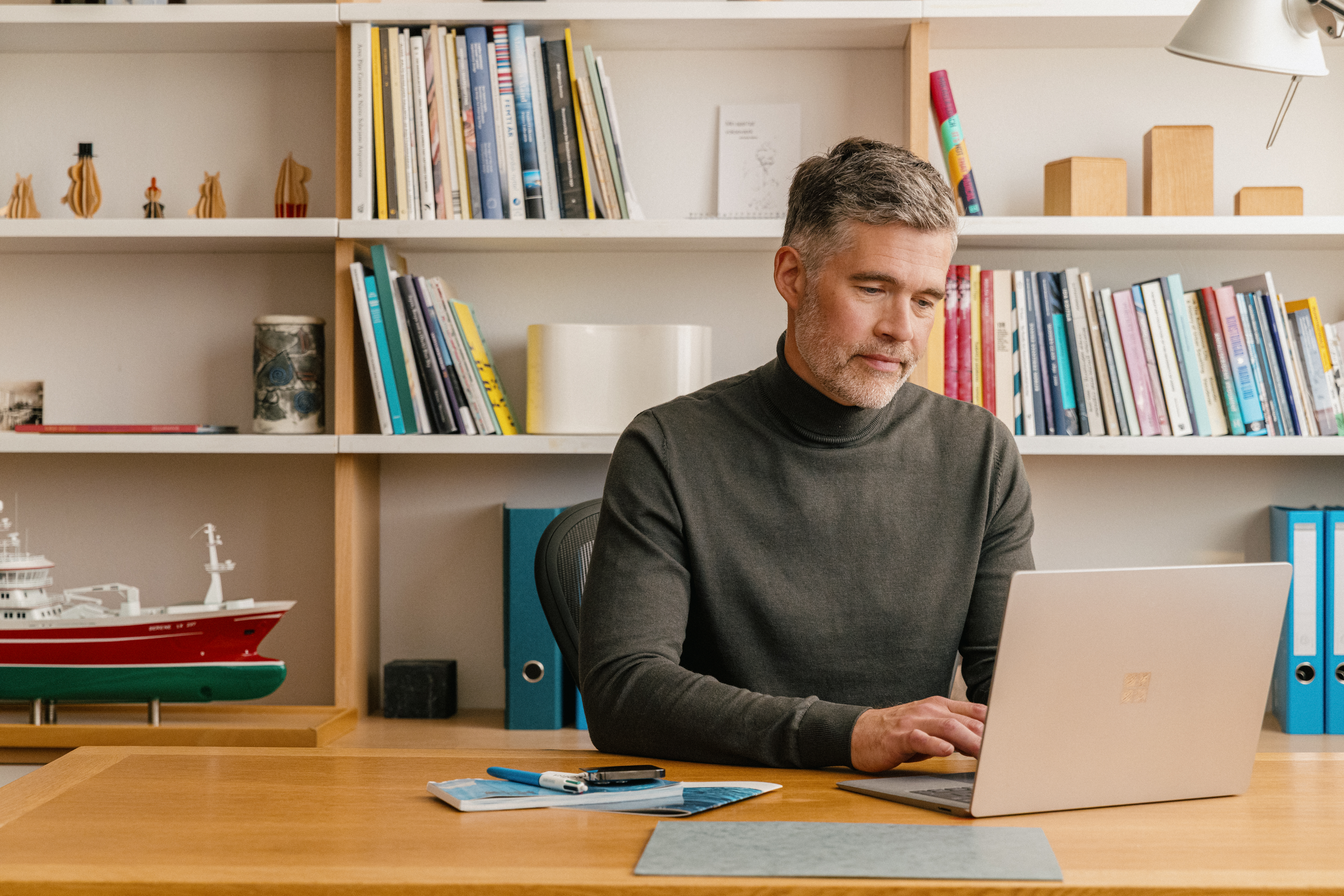 Allt fyrir fjármálastjórann - maður við skrifborð og tölvu