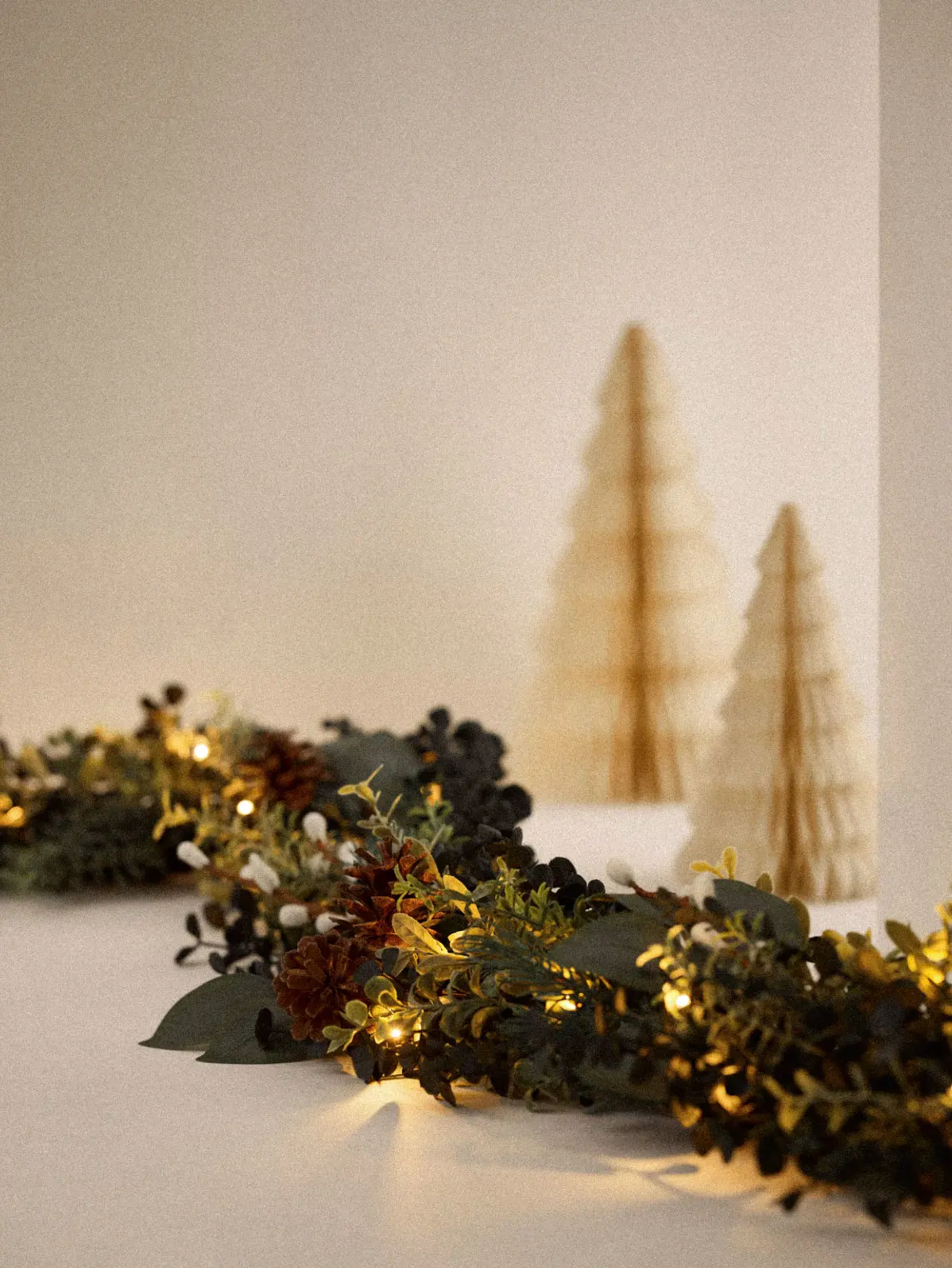 Light-up green Christmas garland 