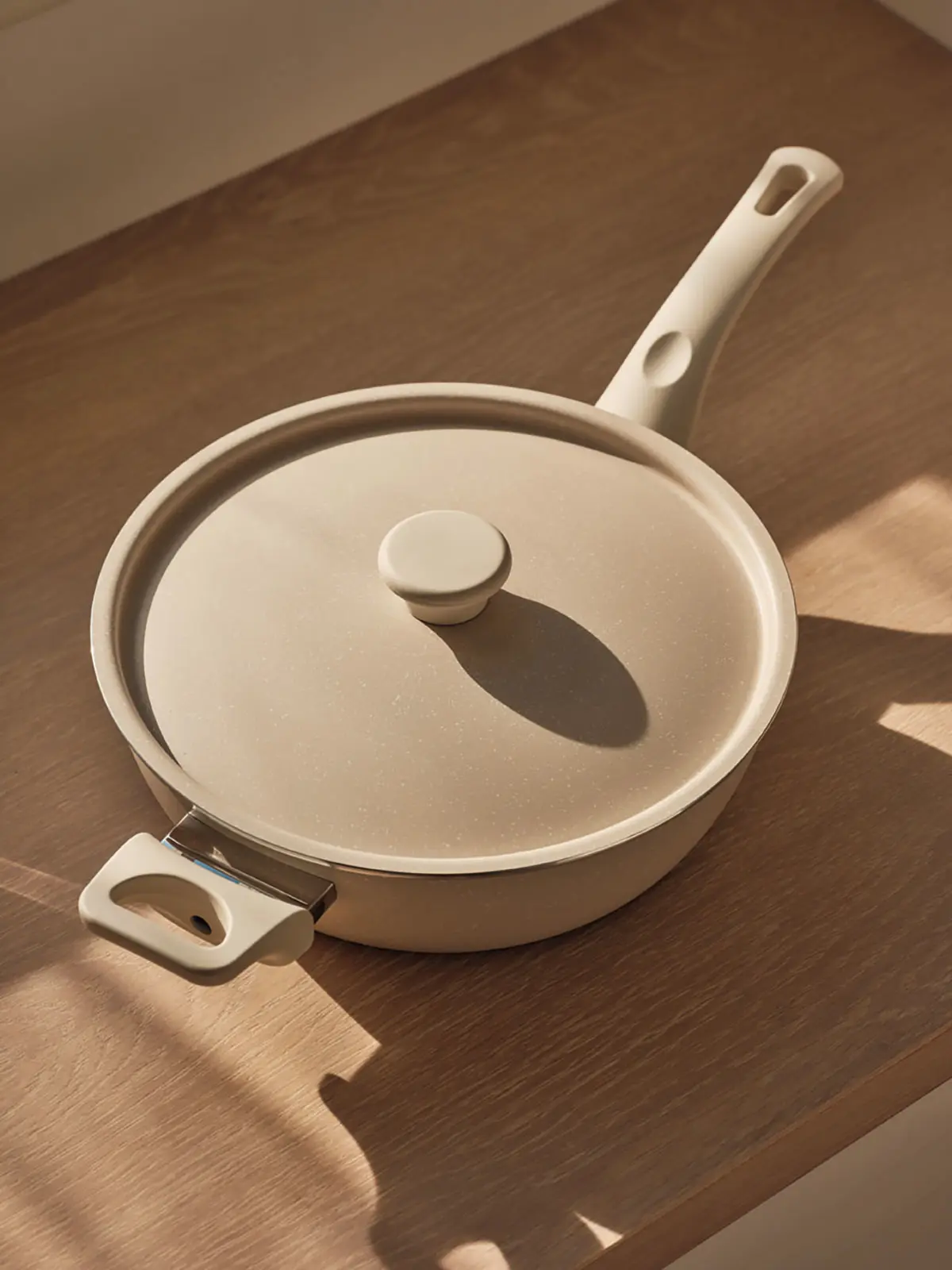 Cooking pot in neutral tone